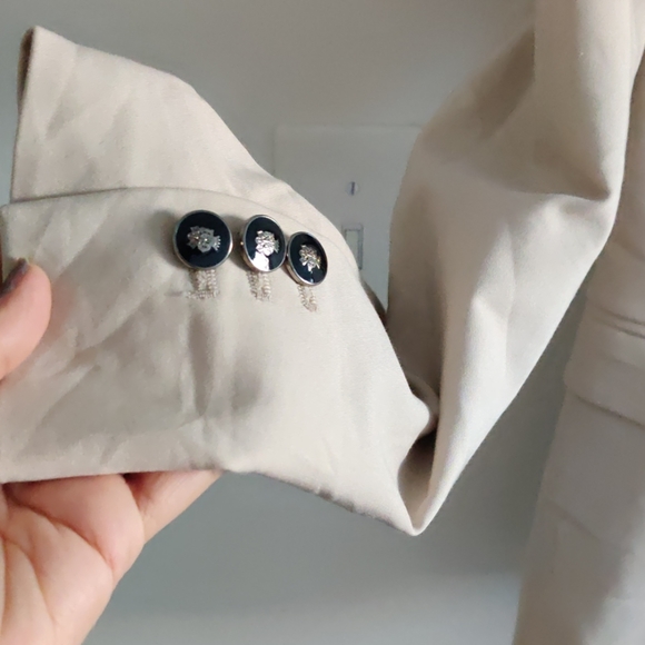 Blazer - Picture 4 of 6